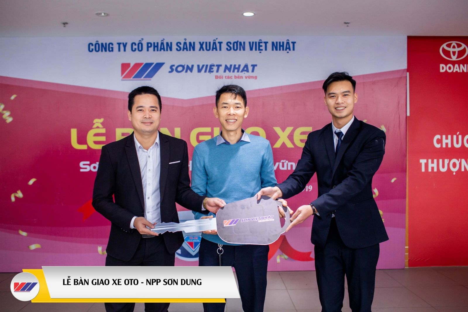 Sơn Việt Nhật trao chìa khóa xe cho npp Sơn Dung